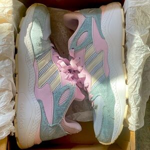 Women’s size 8.5 adidas cloud foam running shoe